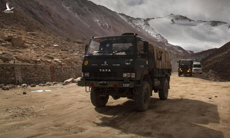 Xe tải quân sự Ấn Độ di chuyển tại vùng Ladakh hồi cuối tháng 5. Ảnh: AP.