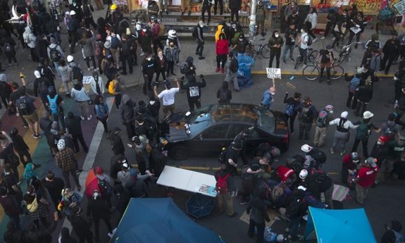 Hiện trường vụ lao xe vào đám đông biểu tình ở thành phố Seattle, bang Washington hôm 7/6. Ảnh: Kuow.