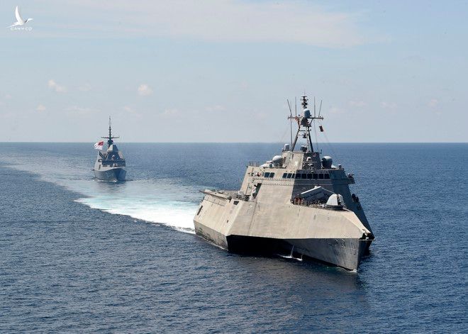 Tàu tác chiến cận bờ USS Gabrielle Giffords (phải) và tàu hộ tống RSS Steadfast (Singapore) trên Biển Đông, ngày 27.5.2020 /// Hải quân Mỹ