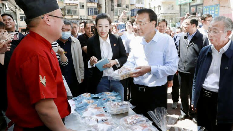 Thủ tướng Trung Quốc Lý Khắc Cường thăm các quầy hàng rong ở Sơn Đông. Ảnh: Kyodo