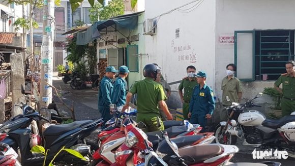 Nghi phạm đốt nhà ở Bình Tân bị bắt khi ăn hủ tiếu, trong người có 3 gói thuốc độc - Ảnh 3.