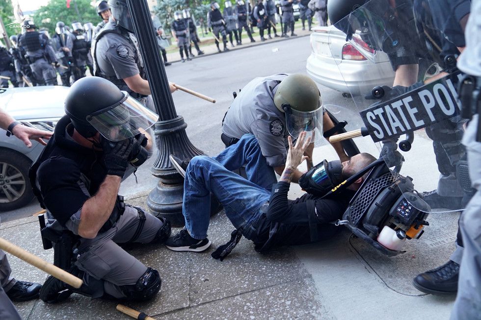 Máu đổ, bạo lực, cướp bóc leo thang giữa làn sóng biểu tình tại Mỹ - ảnh 10