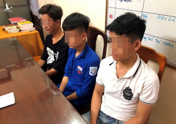 Ba thiếu niên quê Quảng Trị vừa bị Công an TX.Hương Trà (Thừa Thiên-Huế) bắt giữ do lừa đảo qua mạng