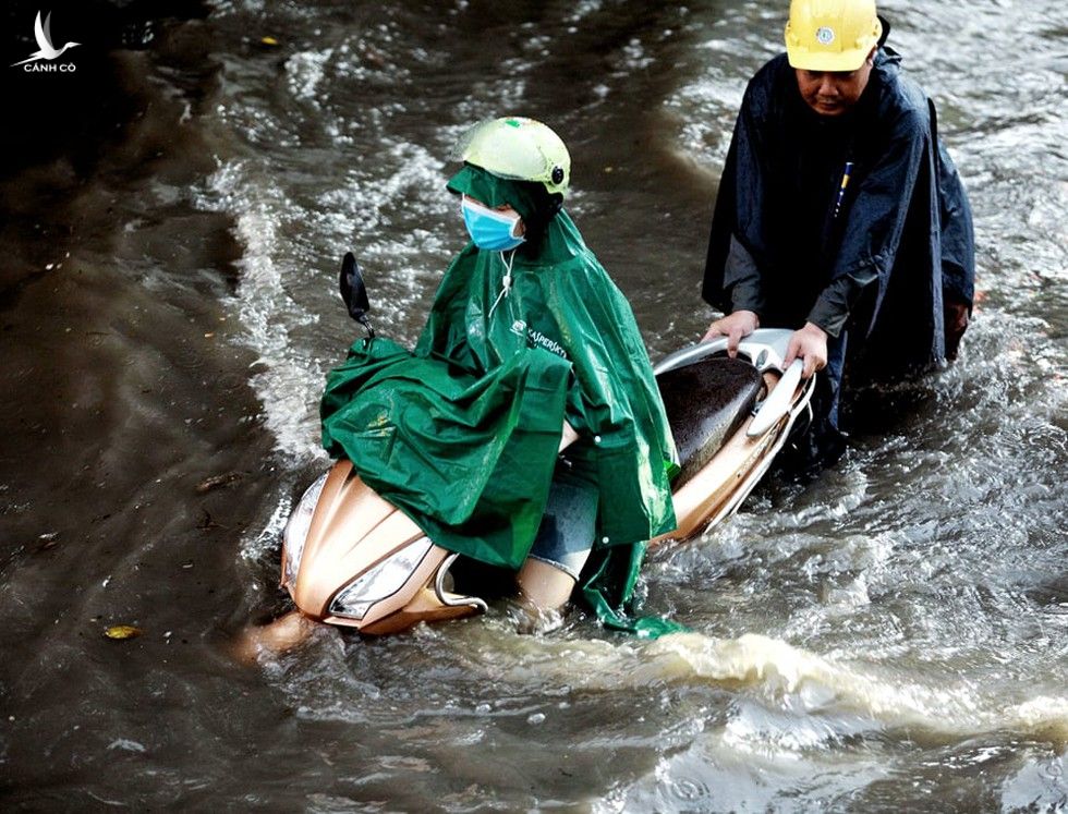 Nước ngập sâu gần nửa mét trên đường Nguyễn Hữu Cảnh kéo dài liên tục trong suốt 3 tiếng đồng hồ khiến người dân rất khổ sở trong việc di chuyển /// ẢNH: NGỌC DƯƠNG