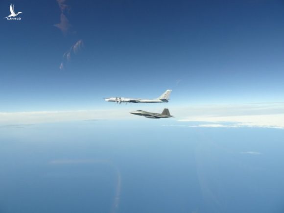 Chiến đấu cơ F-22 ngăn chặn oanh tạc cơ Tu-95 tối 15.6 /// NORAD