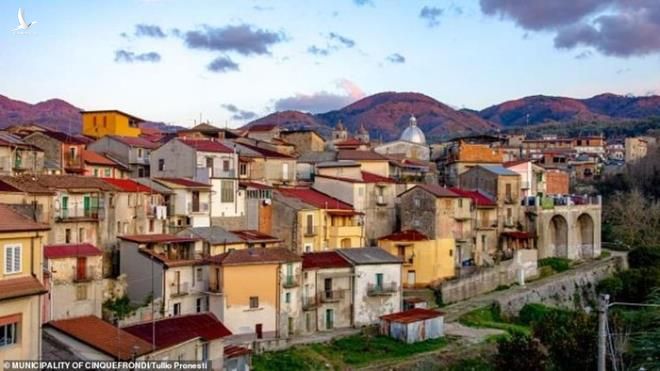 Bên trong ngôi làng tuyệt đẹp ở Italy, chỉ 30.000 đồng/căn nhà - 1