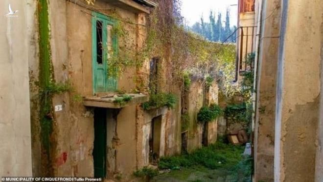 Bên trong ngôi làng tuyệt đẹp ở Italy, chỉ 30.000 đồng/căn nhà - 3