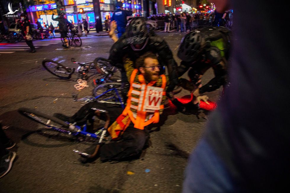 Căng thẳng leo thang ở New York khi người biểu tình bất chấp giới nghiêm - Ảnh 3.