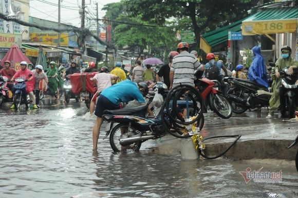 Người Sài Gòn ngã nhào trên đường ngập lụt, giao thông rối loạn