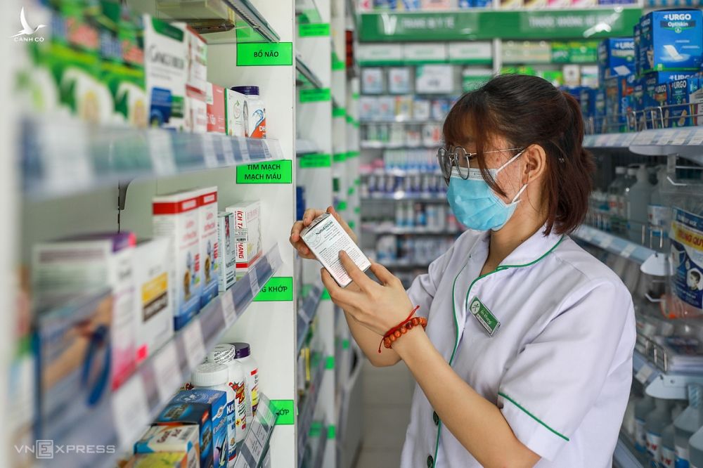 Một nhân viên bán thuốc tại cửa hàng của An Khang ở quận 9, TP HCM. Ảnh: Quỳnh Trần