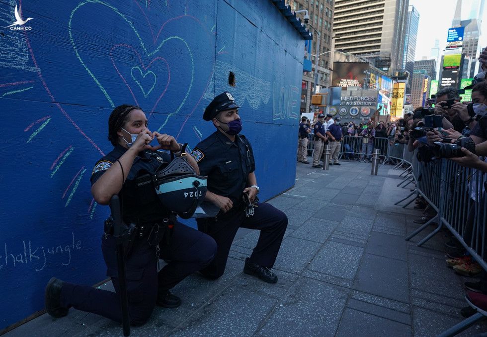 Máu đổ, bạo lực, cướp bóc leo thang giữa làn sóng biểu tình tại Mỹ - ảnh 16