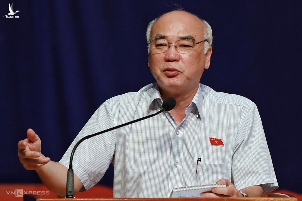Ông Phan Nguyễn Như Khuê, Phó đoàn đại biểu Quốc hội TP HCM trao đổi với cử tri quận 2 sáng 23/6. Ảnh: Hữu Khoa.