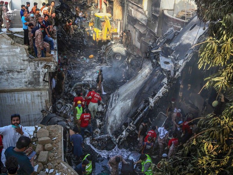 Vụ rơi máy bay 97 người chết: Do phi công mải bàn về COVID-19 - ảnh 1