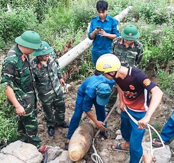 Phát hiện quả bom nặng 230kg còn kíp nổ trong khu trại giam ở Quảng Nam