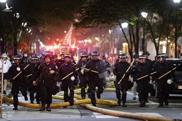 Cảnh sát được triển khai ở thành phố Philadelphia trong cuộc biểu tình liên quan đến George Floyd, hôm 30/5. Ảnh: AP