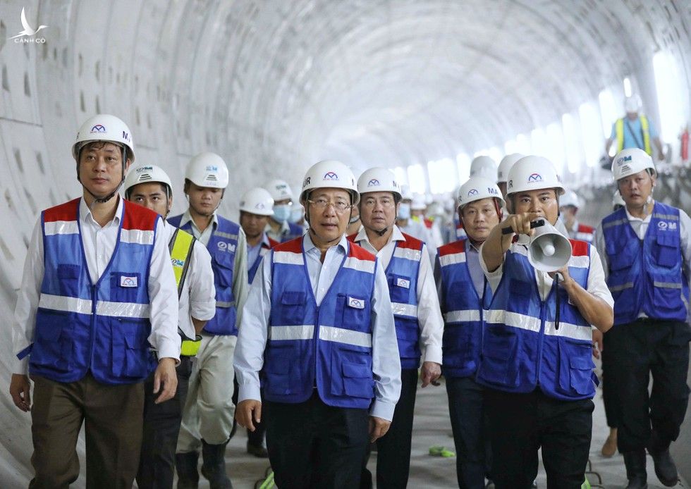 Phó Thủ tướng Phạm Bình Minh (giữa) cùng đoàn công tác thị sát tuyến metro số 1 của TP.HCM /// Ảnh: Ngọc Dương