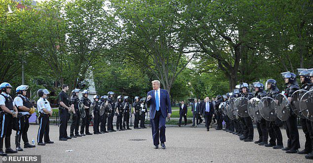 Cảnh sát bắn hơi cay dọn đường, TT Trump phát biểu giữa tiếng trực thăng và tiếng la ó - Ảnh 2.