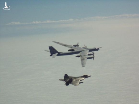 Mỹ điều động tiêm kích F-22 chặn “quái vật ném bom” của Nga gần Alaska - Ảnh 2.