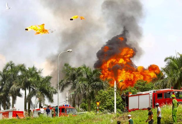 Ảnh: Cháy dữ dội kho hóa chất ở Long Biên, thùng phuy phát nổ bay cao hàng chục mét - Ảnh 1.