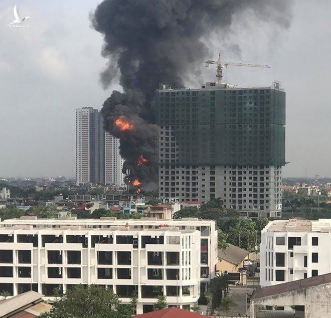 Ảnh: Cháy dữ dội kho hóa chất ở Long Biên, thùng phuy phát nổ bay cao hàng chục mét - Ảnh 3.