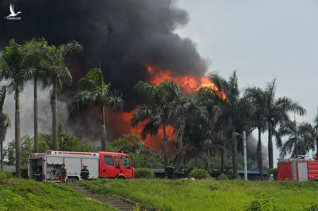 Ảnh: Cháy dữ dội kho hóa chất ở Long Biên, thùng phuy phát nổ bay cao hàng chục mét - Ảnh 2.