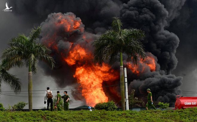 Ảnh: Cháy dữ dội kho hóa chất ở Long Biên, thùng phuy phát nổ bay cao hàng chục mét