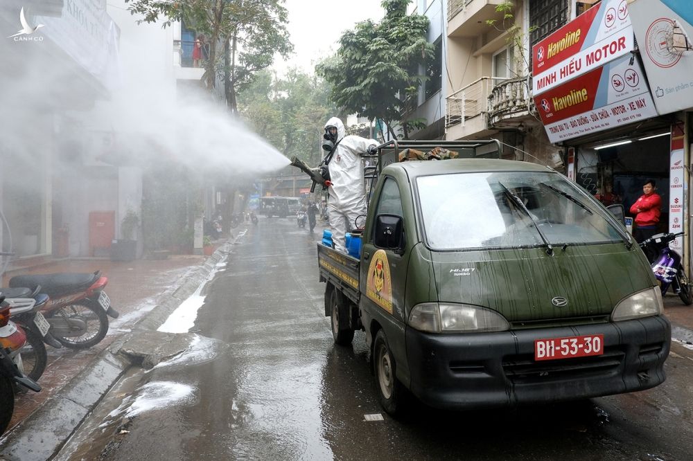 Xe của binh chủng hoá học phun thuốc khử trùng phố Trúc Bạch ngày 7/3. Ảnh: Giang Huy.