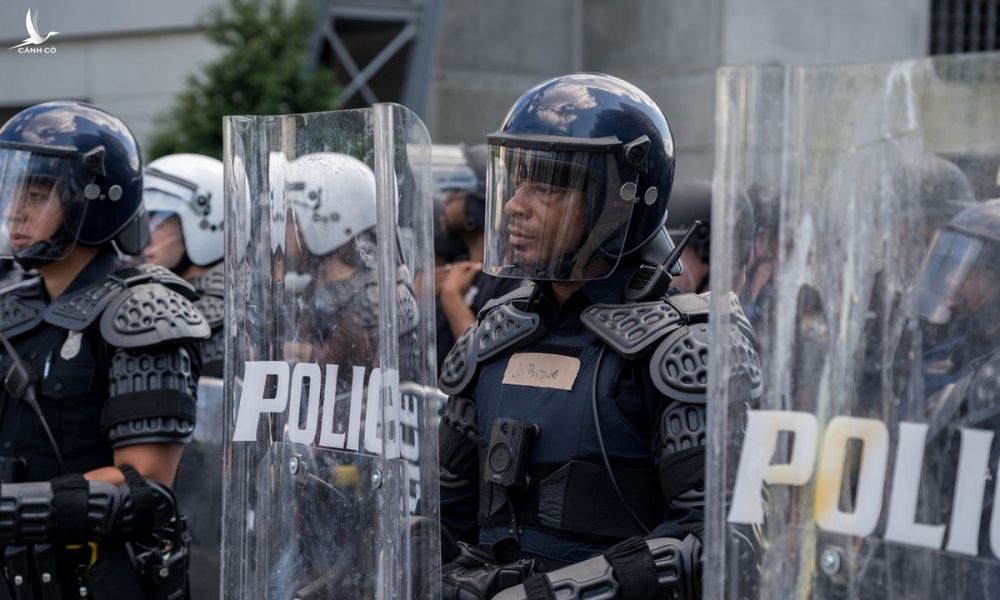 Cảnh sát ứng phó biểu tình tại thành phố Atlanta, bang Georgia, Mỹ, hôm 31/5. Ảnh: Reuters.