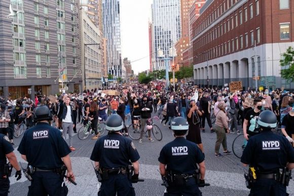 Người biểu tình ôn hòa trên cầu Manhattan, quận Brooklyn, thành phố New York, hôm 31/5. Ảnh: New York Daily News