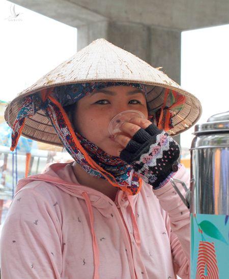 Bốn ngày nay điểm trà chanh miễn phí ở 329 Nguyễn Trãi thành điểm dừng chân nghỉ của chị Lan. Ảnh: P.D.