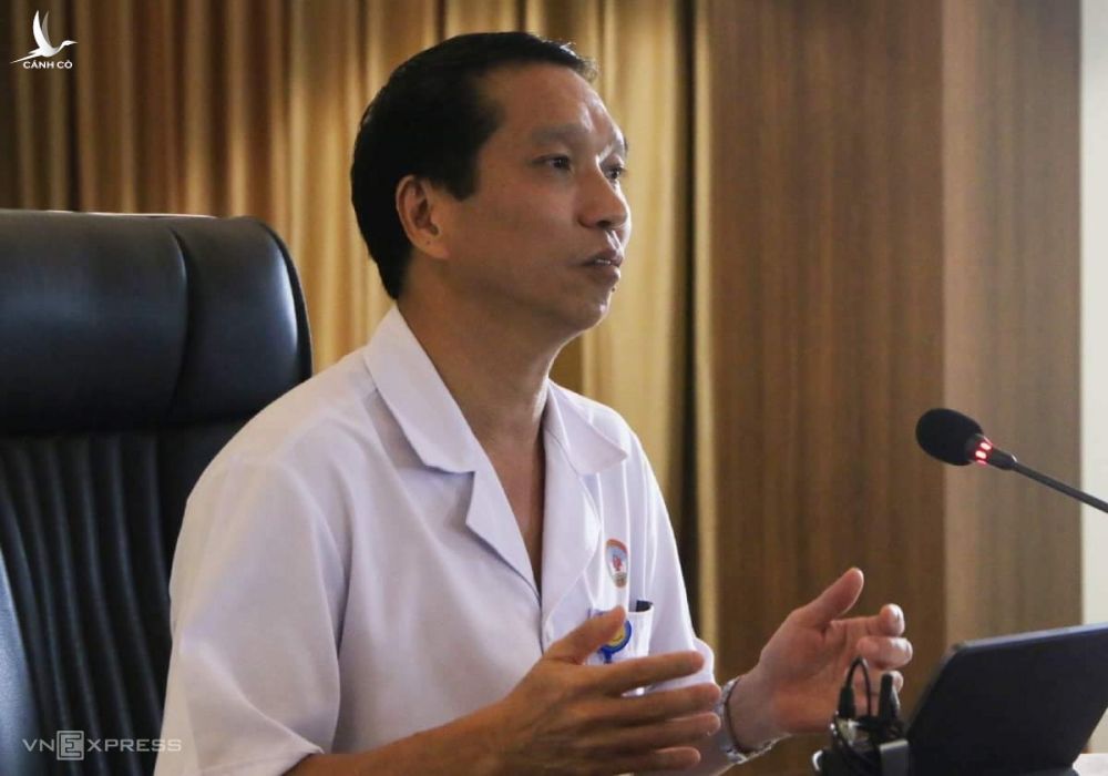 Bác sĩ Trần Quốc Việt, Phó Giám đốc bệnh viện Quân y 175 trao đổi với báo chí tình hình của bệnh nhân bạch hầu. Ảnh: Thư Anh.