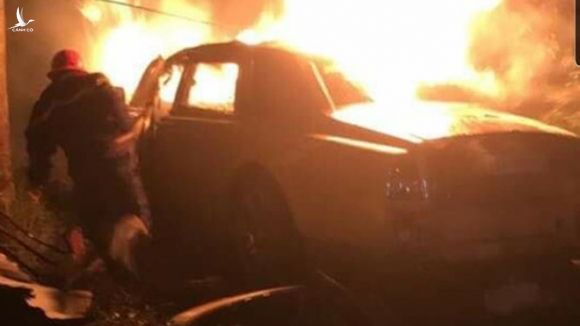 Xe Rolls-Royce bốc cháy dữ dội trong đêm /// Ảnh Thanh Phong