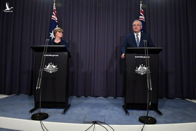 Thủ tướng Úc Scott Morrison và Bộ trưởng Quốc phòng Linda Reynolds tại buổi họp báo sáng 19.6 /// Reuters