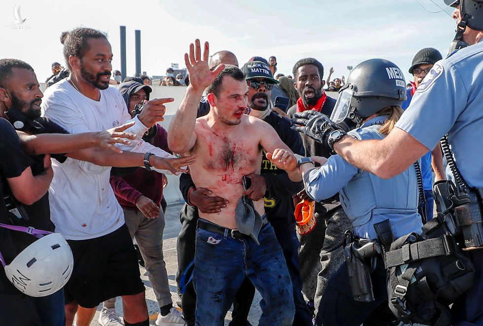 Máu đổ, bạo lực, cướp bóc leo thang giữa làn sóng biểu tình tại Mỹ - ảnh 2