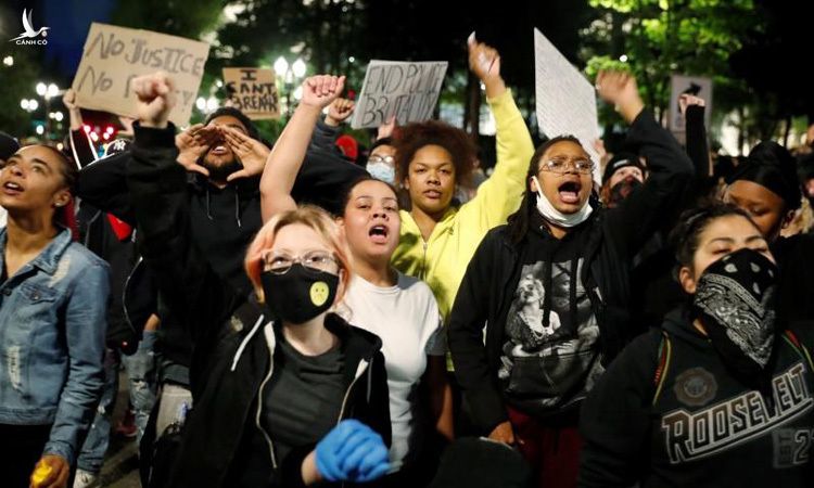 Người biểu tình tại thành phố Portland, bang Oregon, Mỹ hôm 31/5. Ảnh: Reuters.