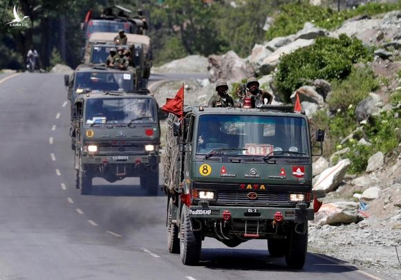 Đoàn xe của quân đội Ấn Độ di chuyển dọc đường cao tốc dẫn tới khu vực Ladakh gần biên giới với Trung Quốc hôm 18/6. Ảnh: Reuters.