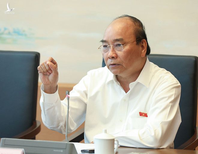 Thủ tướng Nguyễn Xuân Phúc thảo luận tại tổ /// Ảnh: Gia Hân