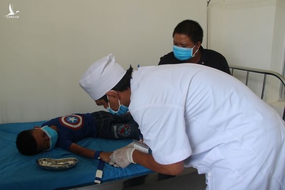 Bác sỹ lấy mẫu xét nghiệm bạch hầu tại Trung tâm Y tế huyện Krông Nô. Ảnh: Ngọc Oanh.