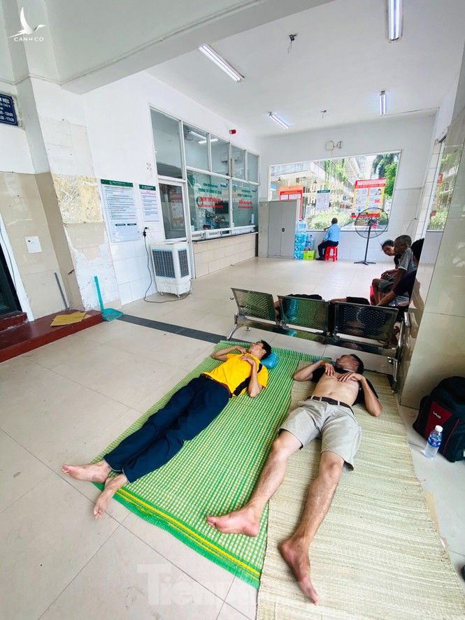 Người nhà bệnh nhân vạ vật ở hành lang bệnh viện tránh nắng nóng 40 độ - ảnh 16