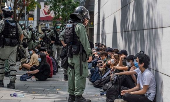 Người biểu tình bị cảnh sát trấn áp ở khu vực Causeway Bay, Hong Kong tuần trước. Ảnh: NYTimes.