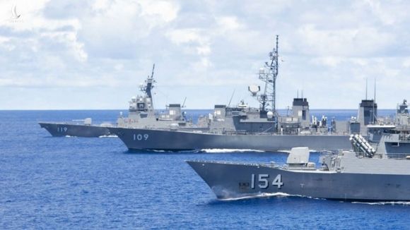 Chiến hạm Úc (số 154) cùng 2 chiến hạm Nhật trong cuộc tập trận chung có sự tham gia của cả Mỹ và Hàn Quốc ở biển Philippines vào cuối tháng 5.2019 /// PACOM