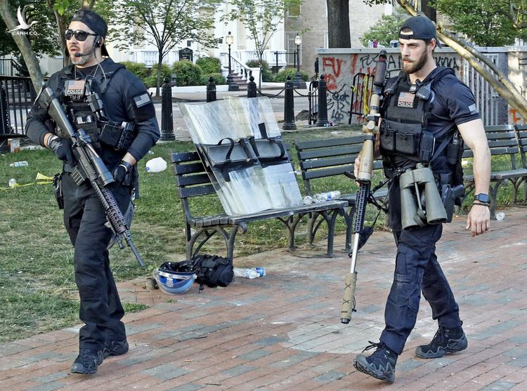 Đội bắn tỉa hộ tống Trump và quan chức Nhà Trắng tại Công viên Lafayette hôm 1/6. Ảnh: AP.