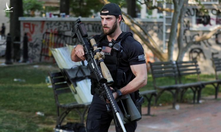 Mật vụ Mỹ mang súng tỉa AXAICS bám theo đoàn quan chức Nhà Trắng hôm 1/6. Ảnh: Reuters.