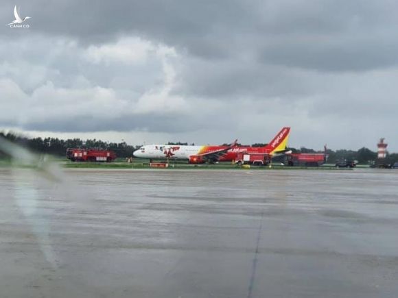Vietjet Air: Máy bay trượt khỏi đường băng vì mưa gió lớn, tất cả khách an toàn - 1