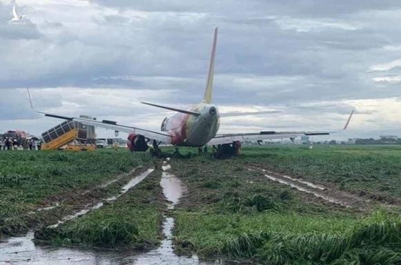 Hé lộ 18 tiếng “giải cứu” khẩn cấp máy bay Vietjet trượt khỏi đường băng - 1