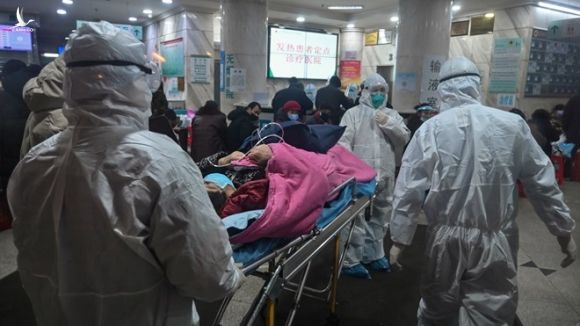 Các nhân viên y tế chăm sóc bệnh nhân tại bệnh viện Chữ thập đỏ ở Vũ Hán hồi tháng 1 /// AFP