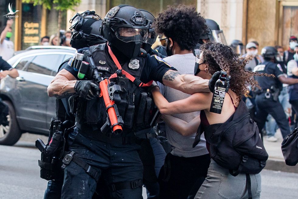 Máu đổ, bạo lực, cướp bóc leo thang giữa làn sóng biểu tình tại Mỹ - ảnh 12