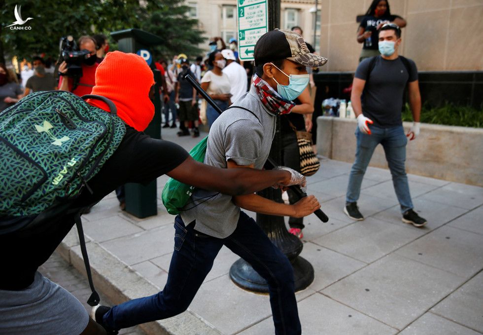 Máu đổ, bạo lực, cướp bóc leo thang giữa làn sóng biểu tình tại Mỹ - ảnh 13