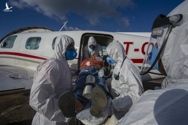 Một bệnh nhân Covid-19 được vận chuyển bằng máy bay ở Brazil vào ngày 15.7 /// AFP