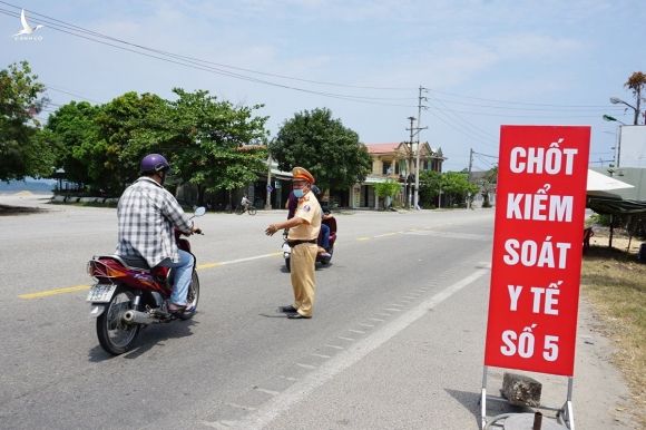 Một chốt kiểm soát khai báo y tế ở Thừa Thiên Huế. Ảnh: Thùy Trang